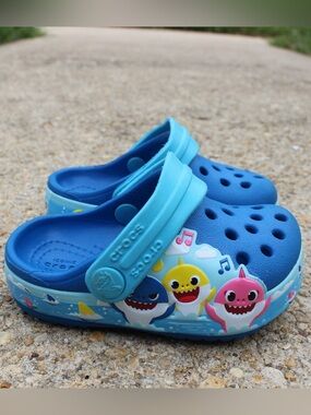 Crocs Fun Lab Baby Shark Band Clogs Sz C (4)